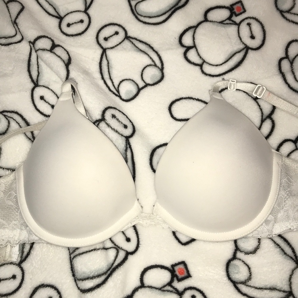 Normal 32B bra with lace sides